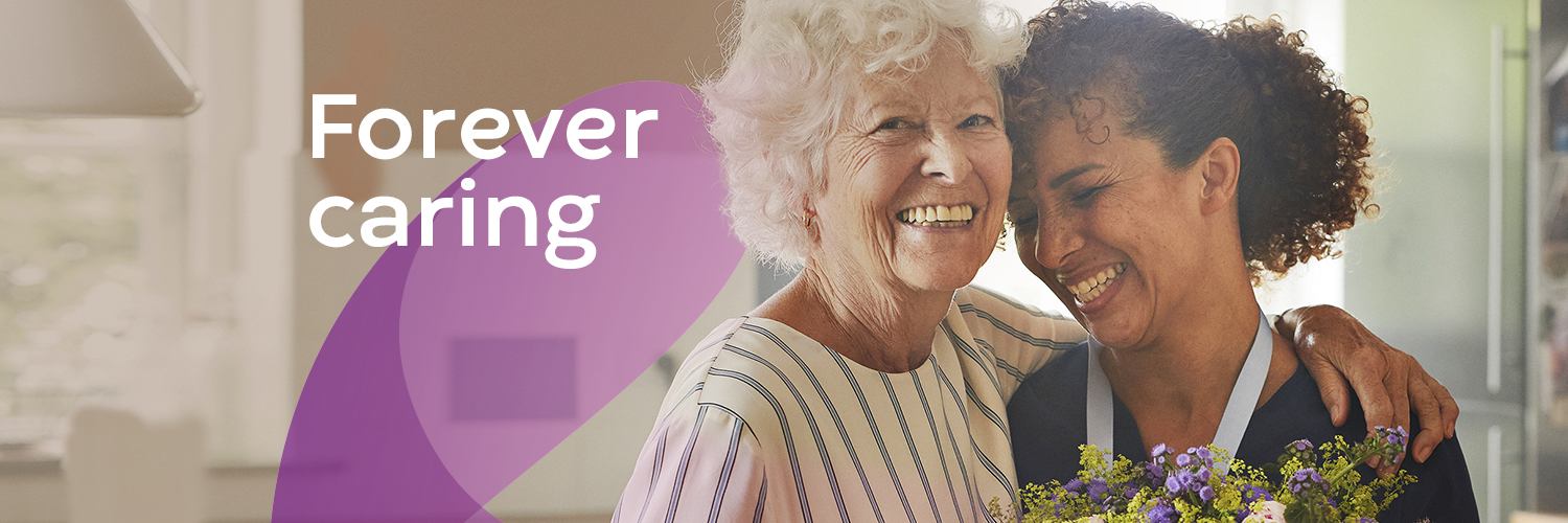 dos mulheres sorrindo