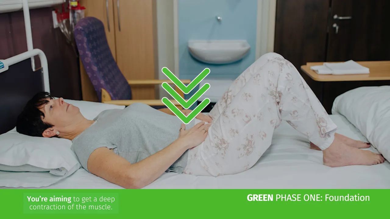 uma pessoa deitada em uma cama de hospital