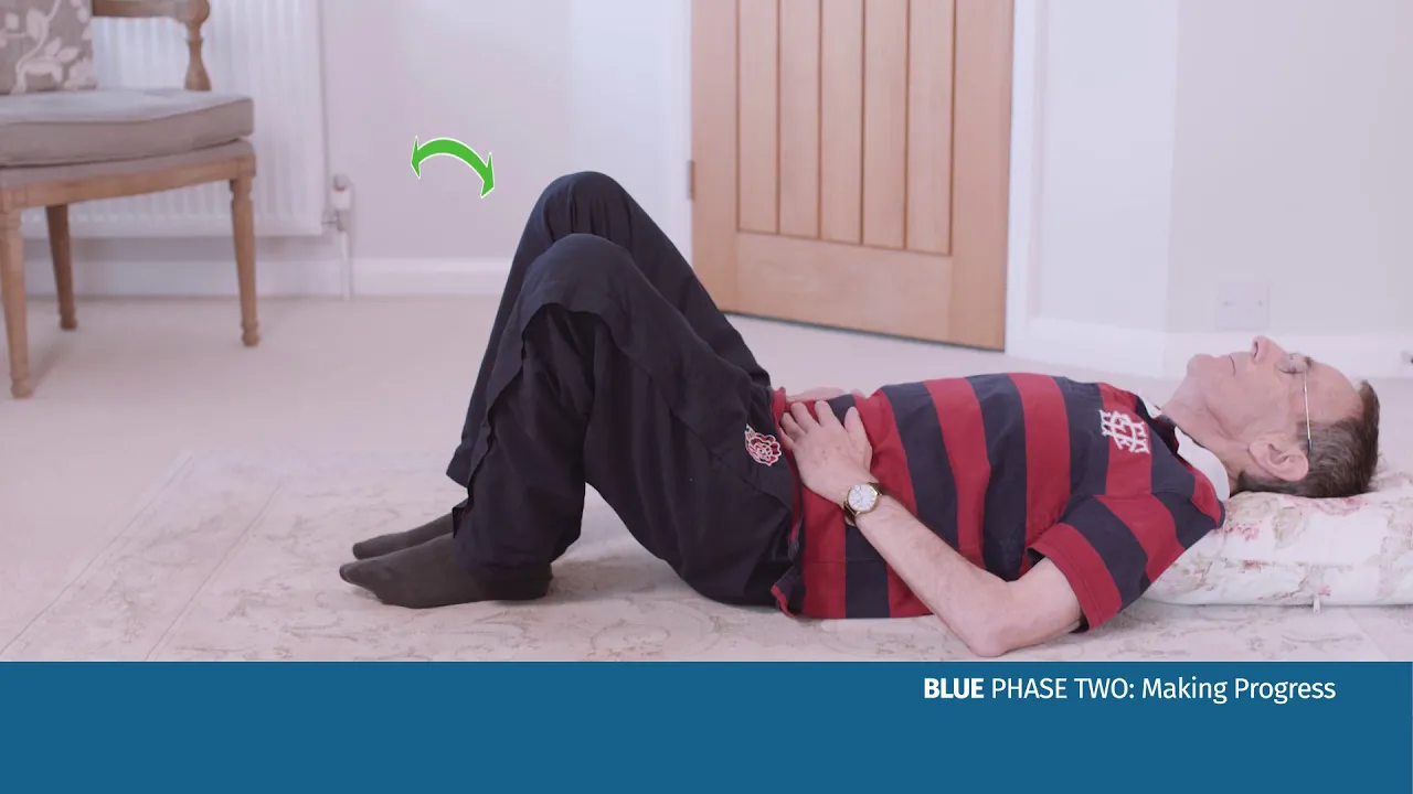 osoba, ktorá cvičí na podlahe