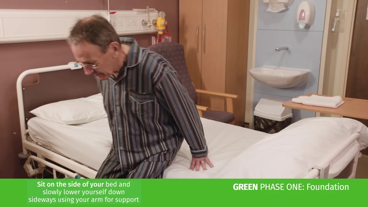 um homem em uma cama de hospital