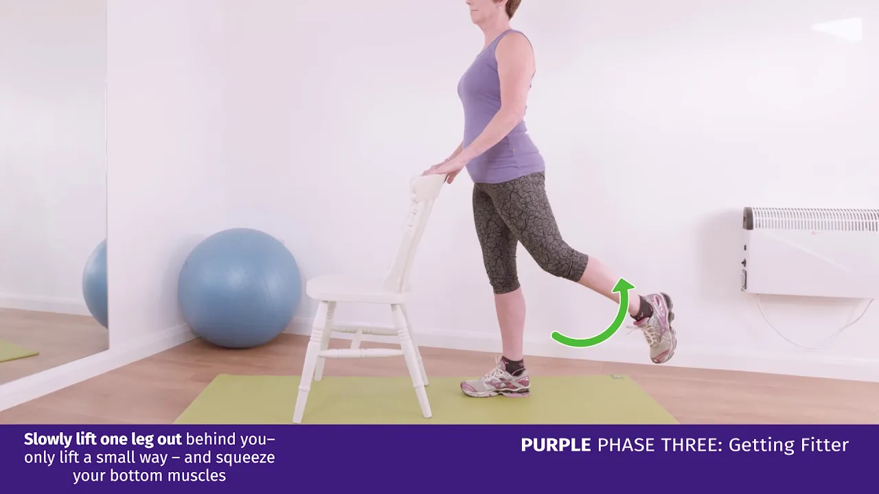 osoba ćwicząca z piłką