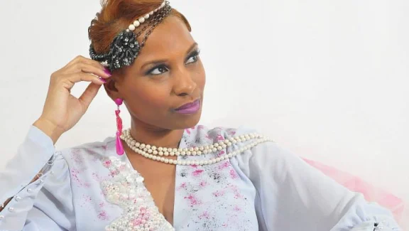 Başlık takan bir kişi