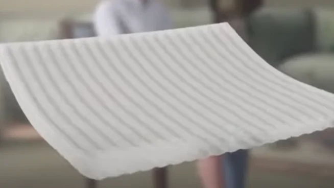 Eine Aquacel Ag+ Extra Wundauflage aus dem Erklärvideo wird gezeigt.